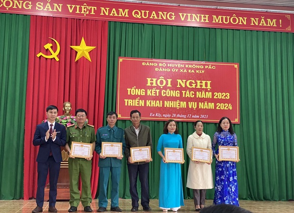 ĐẢNG ỦY XÃ EAKLY TỔ CHỨC HỘI NGHỊ TỔNG KẾT CÔNG TÁC ĐẢNG NĂM 2023 VÀ TRIỂN KHAI NGHỊ QUYẾT NĂM 2024